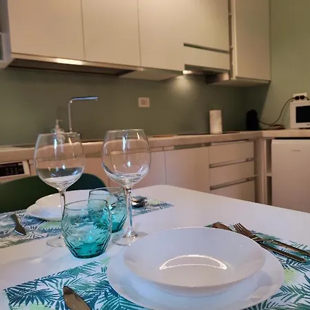 The Green Apt - Stylish And Confortable Large Studio Close To Metro